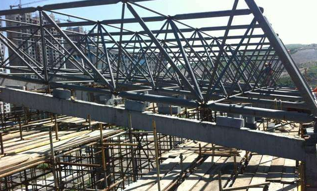 嘉兴简述网架公司的黑色压型钢板的吊装步履